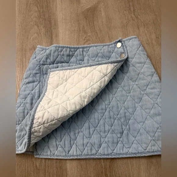 Blank NYC Quilted Denim Mini Skirt Medium Light Wash Wrap Style - Picture 4 of 6